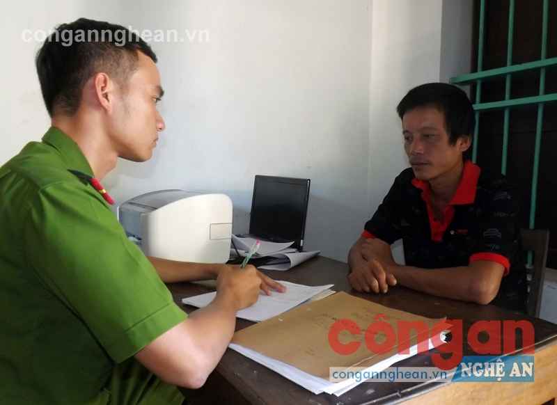 Cán bộ Công an huyện lấy lời khai của đối tượng  Mai Bá Chương