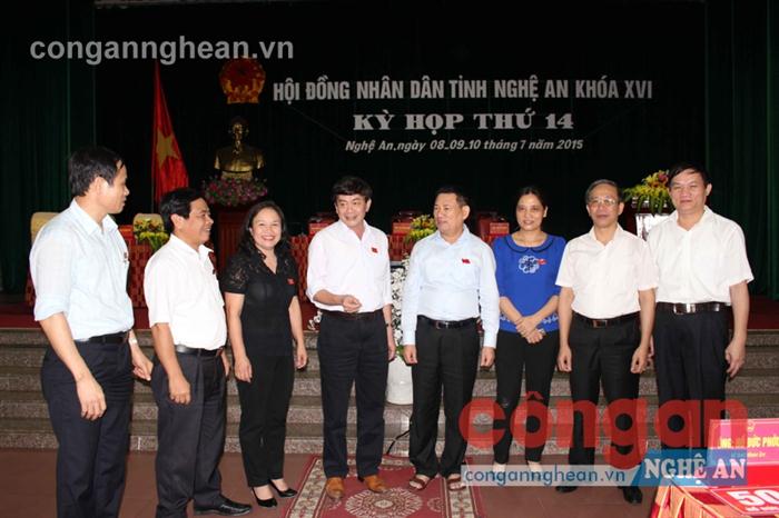 Các đại biểu trao đổi, thảo luận nhiều nội dung liên quan đến kỳ họp thứ 14, HĐND tỉnh khóa XVI