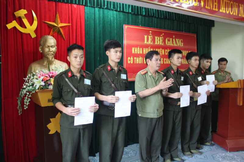 5 học viên có thành tích xuất sắc được Trung tâm huấn luyện và bồi dưỡng nghiệp vụ Công an tỉnh biểu dương, khen thưởng 