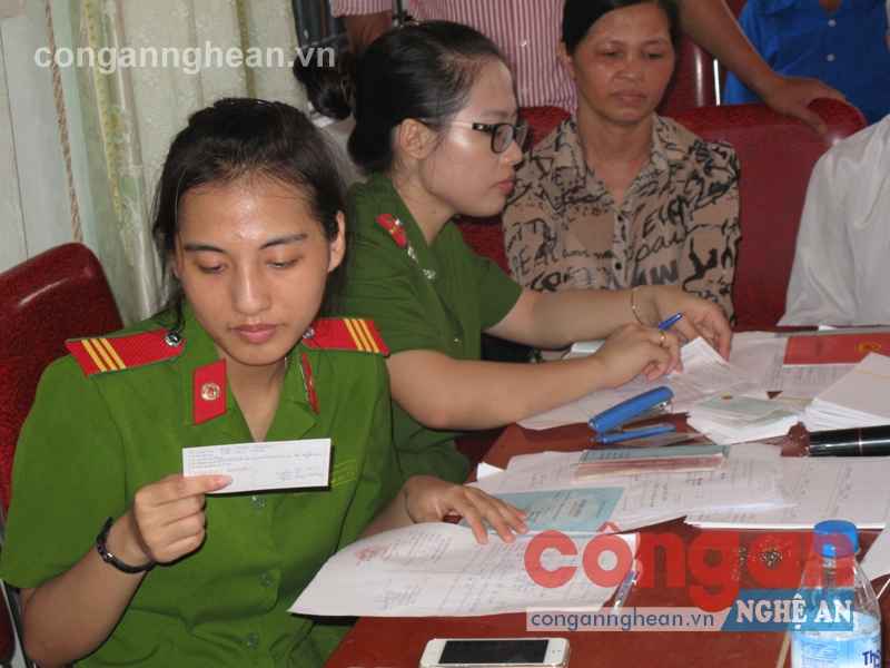 Công an huyện Quỳnh Lưu về tận xã làm CMND cho người dân