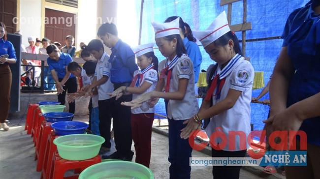 Các em học sinh thực hành rửa tay bằng xà phòng 