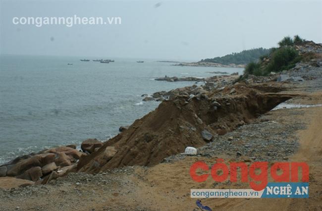 Nhiều chỗ sạt lở đã lấn sát tuyến đường chạy dọc ven biển