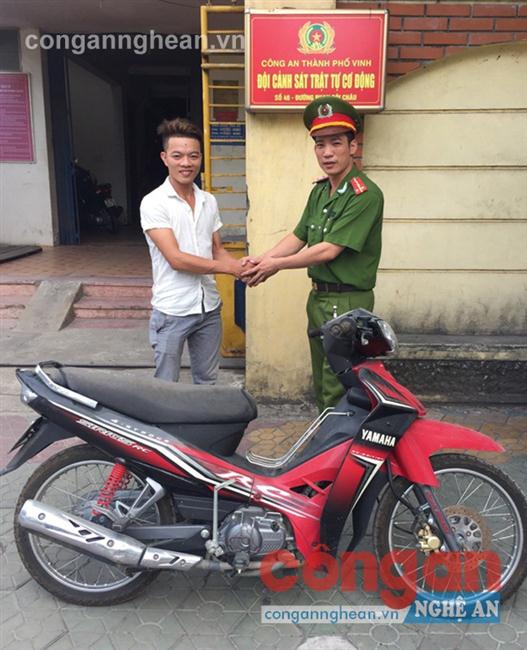 Đại diện Đội Cảnh sát Trật tự -     Cơ động Công an TP Vinh                            trao trả chiếc xe cho anh Cường 