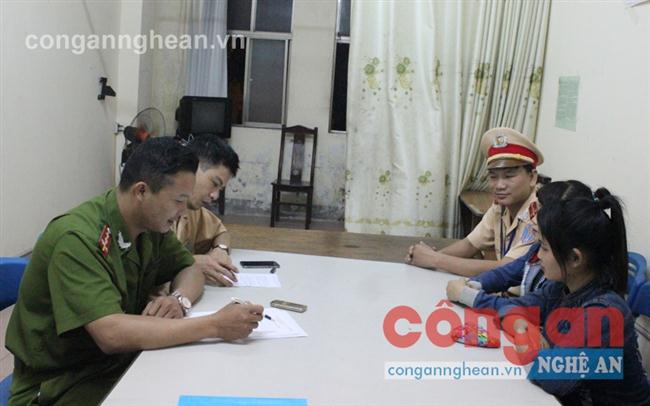  Cán bộ      Phòng                Cảnh sát ĐTTP về    TTXH                    phối hợp                 với Đội                  CSGT                    1/46                  ghi lời                  khai ban                đầu của                các nạn nhân trong vụ mua,            bán người