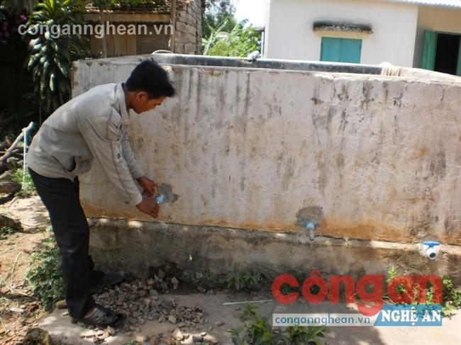 Một công trình nước sạch ở vùng cao đã hư hỏng,                 xuống cấp do không được bảo vệ, sử dụng đúng cách