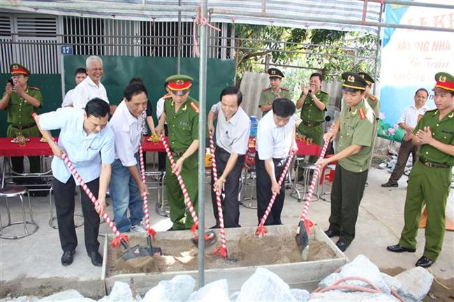 Động thổ xây dựng nhà tình nghĩa