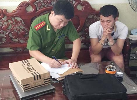 Một đối tượng lừa đảo bằng công nghệ cao bị lực lượng Công an bắt giữ. Ảnh minh họa.