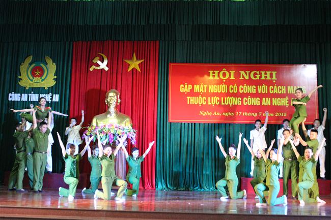 Tiết mục văn nghệ của Đoàn Thanh niên Công an tỉnh chào mừng buổi gặp mặt