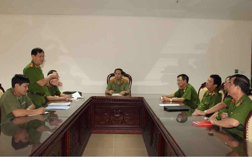 Bộ trưởng Trần Đại Quang nghe Đại tá Nguyễn Hữu Cầu - Giám đốc Công an Nghệ An báo cáo về tiến độ điều tra vụ án.