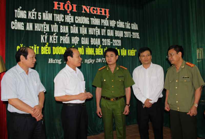 Các đại biểu trao đổi bên lề hội nghị