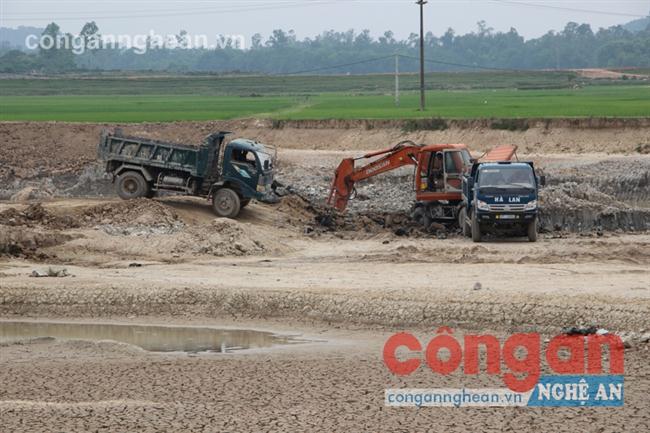 Một số người đã lợi dụng việc cải tạo đồng ruộng, ao hồ để bán đất cho                  các nhà máy sản xuất gạch, ngói