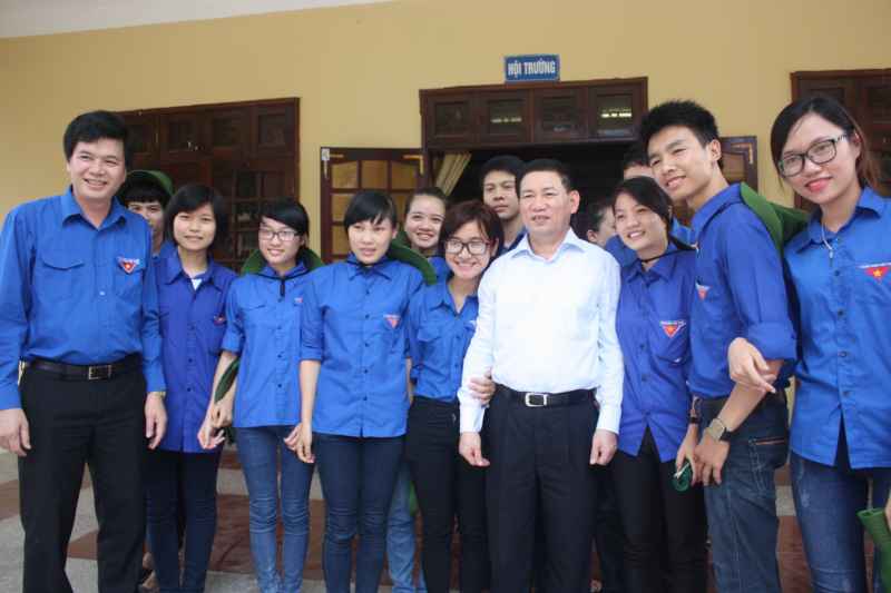 Chụp ảnh lưu niệm với các sinh viên đã tình nguyện hoạt động chăm sóc thương bệnh binh từ 4 năm nay