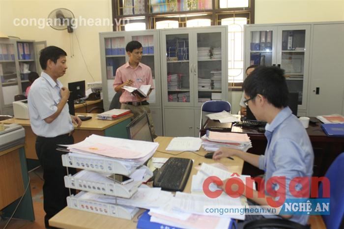Tăng cường kỷ luật, kỷ cương hành chính góp phần nâng cao hiệu quả                      công vụ, hướng đến sự phục vụ tốt hơn cho nhân dân (Trong ảnh: Đoàn kiểm tra, giám sát liên ngành Chỉ thị 17 kiểm tra tại huyện Diễn Châu)