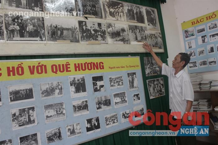 Ông Lộc giới thiệu những bức ảnh về Bác tại “thư viện” 