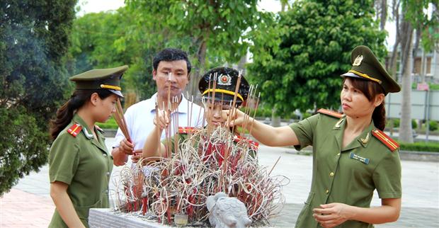 Tuổi trẻ Đoàn Thanh và Hội phụ nữ Báo Công an Nghệ An dâng hương tại Khu di tích lịch sử Xô viết Nghệ Tĩnh ở Nghĩa trang Thái Lão