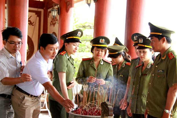 Dâng hương tại Khu di tích lịch sử Truông Bồn.