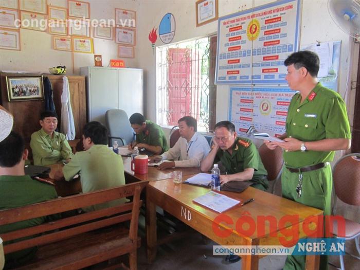 Phòng Cảnh sát Môi trường và cơ quan chức năng làm việc với UBND xã Mậu Đức  