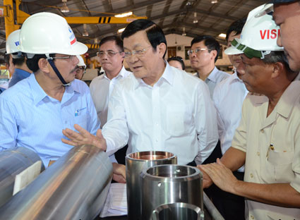 Chủ tịch nước Trương Tấn Sang (hàng đầu thứ 2 từ trái qua) tham quan xưởng ren ống dầu khí tại Công ty Vietubes, KCN Đông Xuyên, TP. Vũng Tàu.