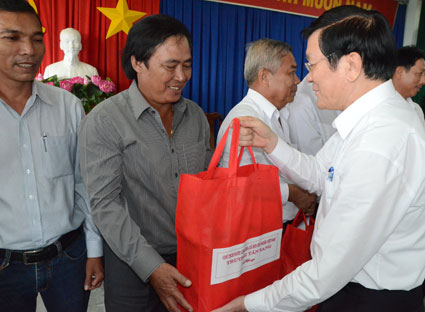Chủ tịch nước Trương Tấn Sang (bìa phải) trao quà cho các ngư dân tiêu biểu trên địa bàn TP. Vũng Tàu.