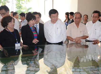 Chủ tịch nước Trương Tấn Sang (thứ 3 từ phải qua) nghe giới thiệu về phân khu chức năng của KCN Phú Mỹ 3 trên sa bàn.