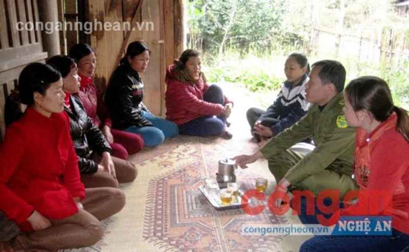 Một buổi sinh hoạt tại CLB “Phòng chống buôn bán người” ở xã Tam Quang, huyện Tương Dương