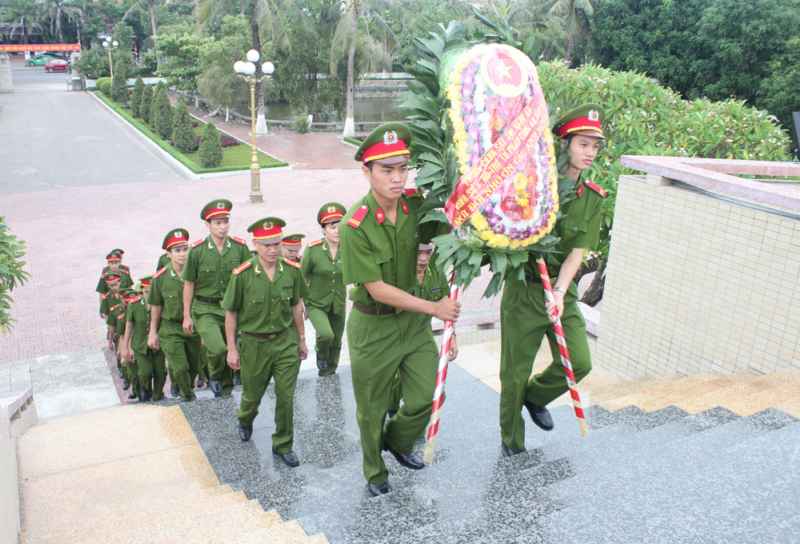 Vòng hoa của đoàn mang dòng chữ “Đời đời nhớ ơn các anh hùng, liệt sỹ”.