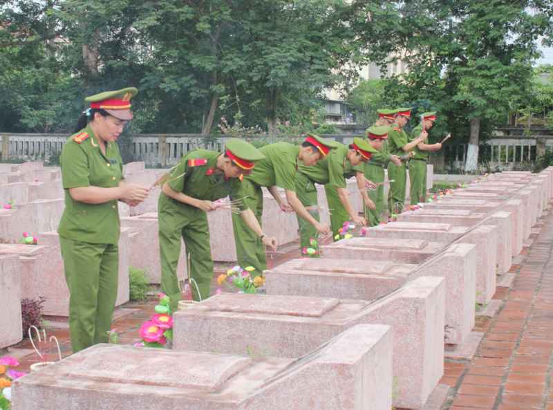 Cán bộ, chiến sỹ PC81 thắp hương trước các phần mộ liệt sỹ