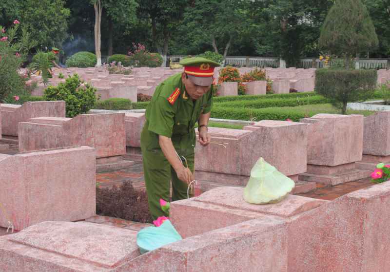 Thượng tá Phan Hữu Chu – Phó trưởng Phòng PC81 tri ân các anh hùng liệt sĩ