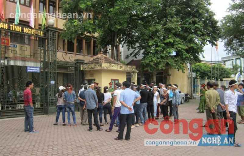 Người nhà nạn nhân tập trung trước cổng TAND tỉnh 
