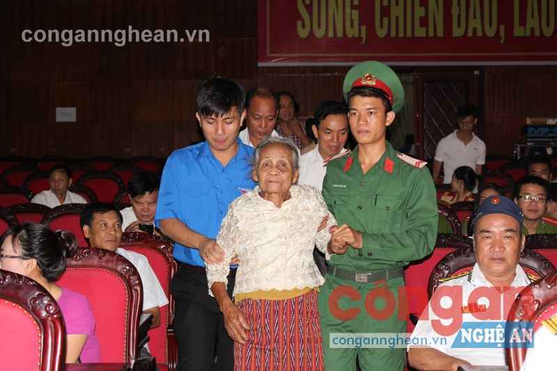 Thế hệ trẻ hôm nay đang tiếp tục phát huy đạo lý “Uống nước nhớ nguồn” bằng những việc làm thiết thực, ý nghĩa 