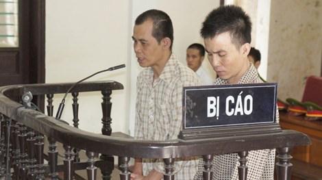 Các bị cáo Thành và Nhiên                               tại phiên tòa xét xử