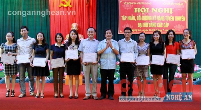 Trao chứng chỉ cho các học viên tham gia lớp tập huấn