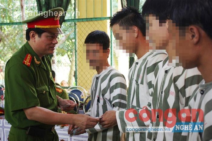 Trao giấy chứng minh nhân dân cho các phạm nhân được đặc xá                        trong ngày công bố quyết định - Ảnh tư liệu 