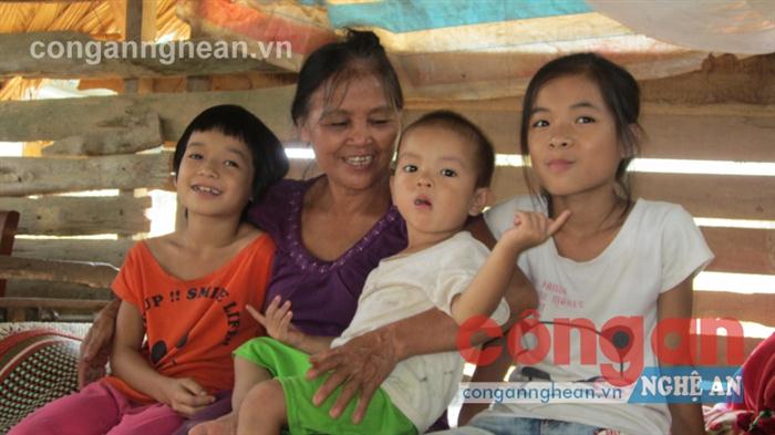 Dù khổ cực trăm bề nhưng bà Quế luôn xem 3 đứa trẻ                                  như con cháu trong nhà và chăm sóc chu đáo