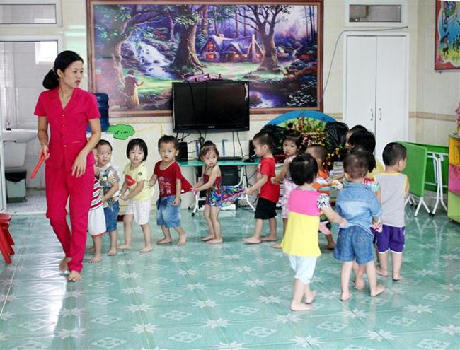 Gửi trẻ đi học hè là nguyện vọng chính đáng của phần lớn phụ huynh ở thành phố (Trong ảnh: Một buổi học                 của cô và trẻ Trường Mầm non Việt Anh)