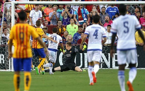Hazard có pha độc diễn ghi bàn rất đẹp mắt vào lưới Barca