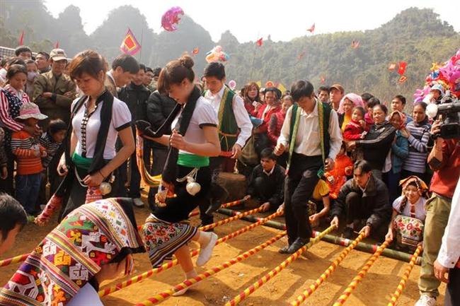 Phong trào văn hoá, văn nghệ ngày càng phát triển sâu rộng                      tại các địa bàn miền núi