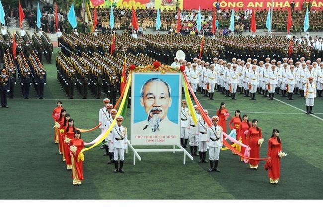 Rước ảnh Bác tại Lễ khai mạc.