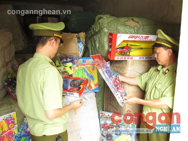 29 bao tải đồ chơi trẻ em                              các loại bị thu giữ, bao gồm                     cả đồ chơi bạo lực