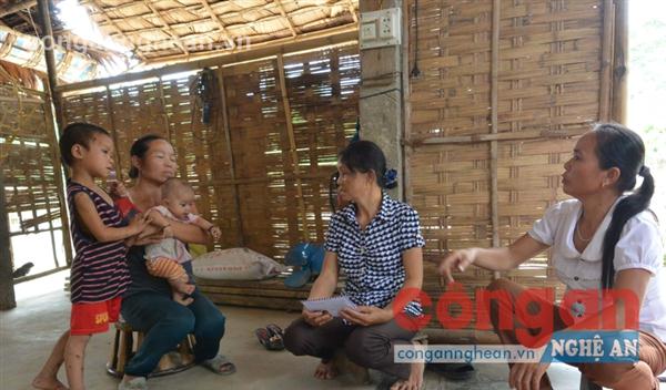 Chị Vi Thị Thể, Phó Chủ tịch HĐND xã và chị Lô Thị Liên, Bí thư Chi bộ                         bản Bắc Sơn (bên phải) thăm hỏi gia đình có hoàn cảnh đặc biệt khó khăn