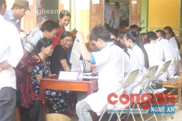 Đông đảo người dân đến khám và                             được cấp phát thuốc miễn phí