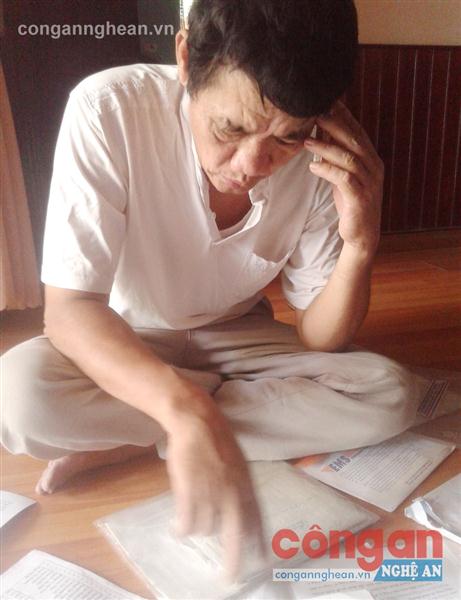 Ông Vũ Thanh H. với các giấy tờ gửi tiết kiệm 255 chỉ vàng có nguy cơ mất trắng