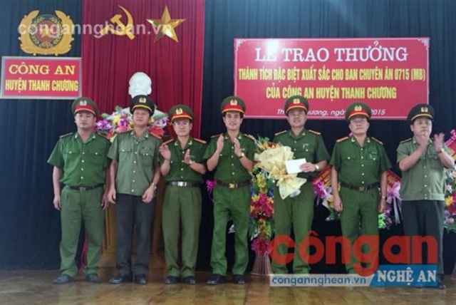 Lãnh đạo Công an tỉnh trao thưởng cho Ban chuyên án 0715 MB