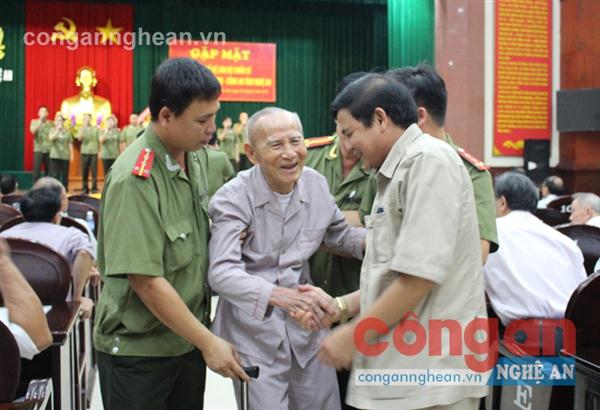 Niềm vui ngày gặp mặt của các thế hệ cán bộ                             Phòng Bảo vệ Chính trị Công an tỉnh 