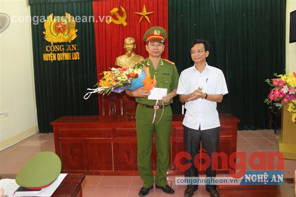  Lãnh đạo UBND huyện tặng hoa chúc mừng     Đội Cảnh sát ĐTTP về Hình sự, Kinh tế, Ma túy  lập được nhiều chiến công xuất sắc 