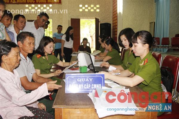 Đội Cảnh sát QLHC về TTXH Công an TP Vinh                              làm thủ tục cấp CMND cho người dân xã Nghi Đức