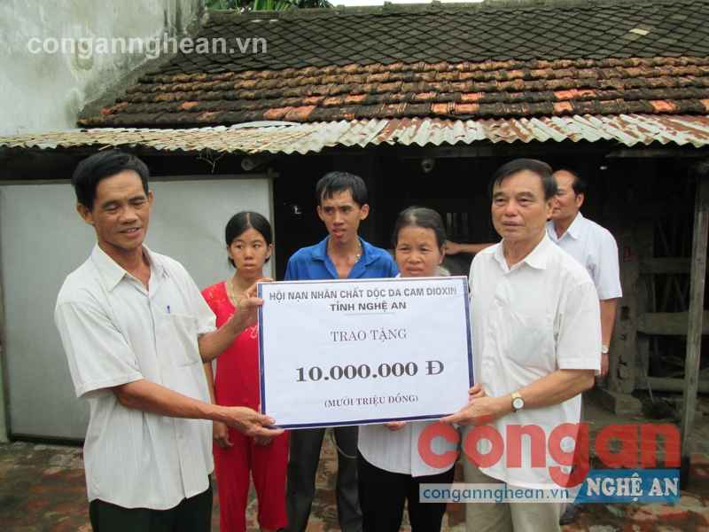 Hội Nạn nhân chất độc da cam tỉnh hỗ trợ nạn nhân gặp nhiều khó khăn Ảnh: Đặng Duyên