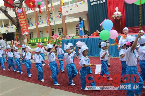 Lượng trẻ vào lớp 1 năm học 2015 - 2016 tăng gần 3.000 em đã ảnh hưởng đến việc tìm trường, tìm lớp cho con em của các bậc phụ huynh