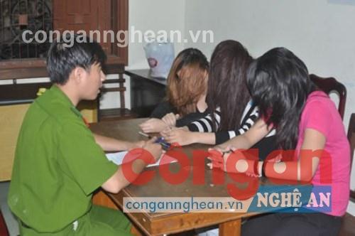 Cơ quan Công an lấy lời khai của 3 gái bán dâm 