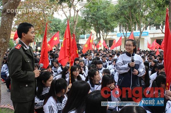 Phòng Tham mưu Công an tỉnh tổ chức tuyên truyền,       phổ biến pháp luật trong trường học ngay từ đầu năm 2015